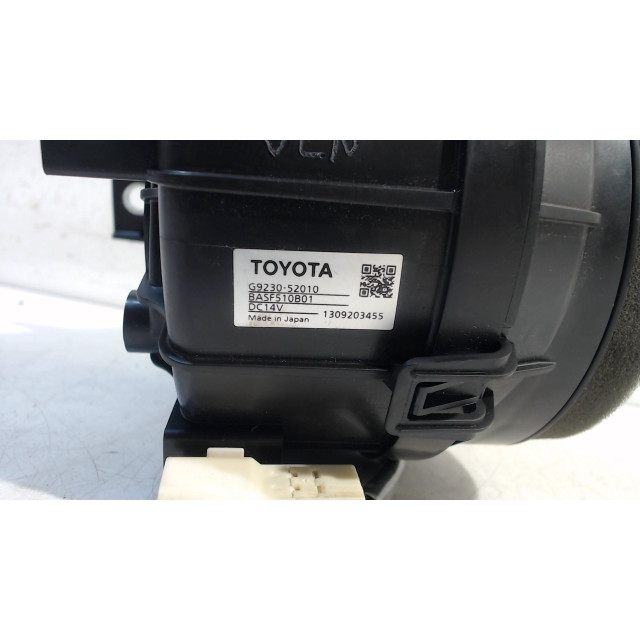 Boîtier de ventilateur Toyota Yaris III (P13) (2012 - 2020) Hatchback 1.5 16V Hybrid (1NZ-FXE)