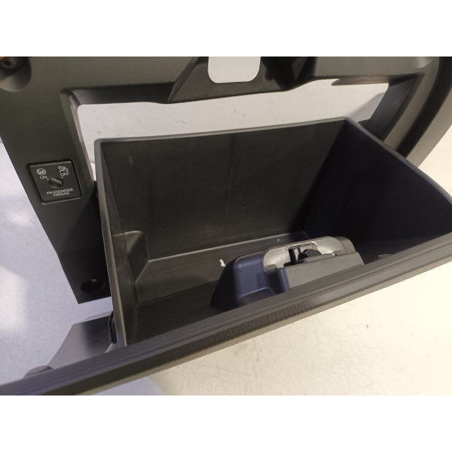 Boîte à gants Mazda 2 (DJ/DL) (2014 - 2017) Hatchback 1.5 SkyActiv-G 90 (P5Y8)