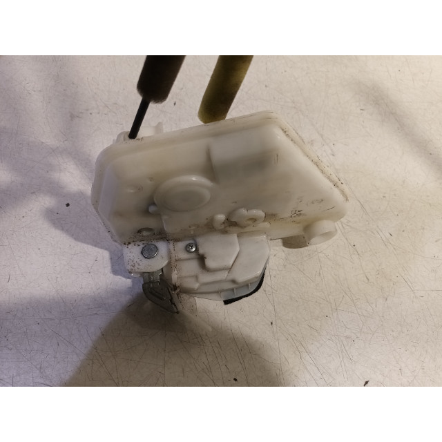 Verrouillage central électrique de porte à mécanisme de verrouillage avant gauche Mazda 2 (DJ/DL) (2014 - 2017) Hatchback 1.5 SkyActiv-G 90 (P5Y8)