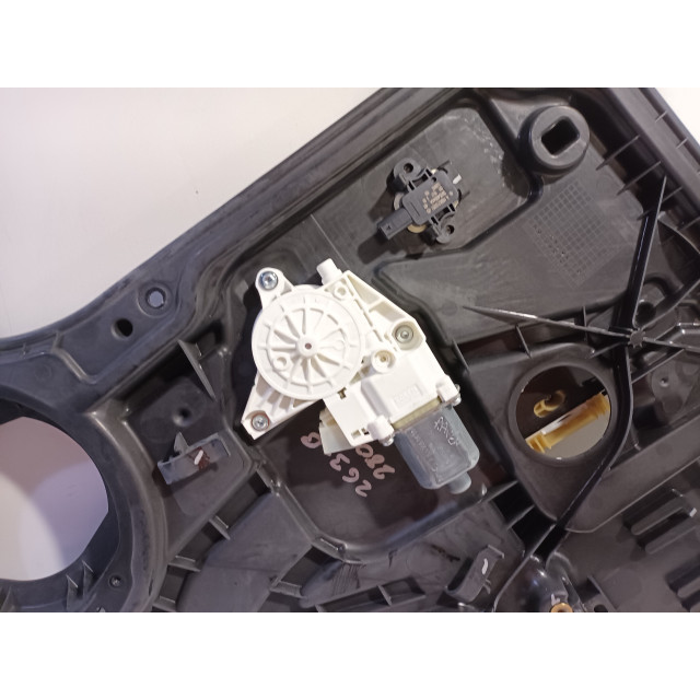Lève-vitres électrique arrière droit Mercedes-Benz ML III (166) (2011 - 2015) SUV 3.0 ML-350 BlueTEC V6 24V 4-Matic (OM642.826)