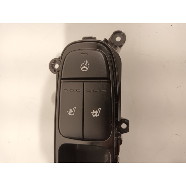 Interrupteur de chauffage du siège Kia Niro I (DE) (2016 - 2022) SUV 1.6 GDI Hybrid (G4LE)