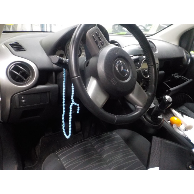 Charnière gauche de capot Mazda 2 (DE) (2007 - 2015) Hatchback 1.3 16V S-VT (ZJ46)