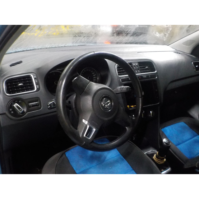 Charnière gauche de capot Volkswagen Polo V (6R) (2009 - 2014) Hatchback 1.2 TDI 12V BlueMotion (CFWA(Euro 5))
