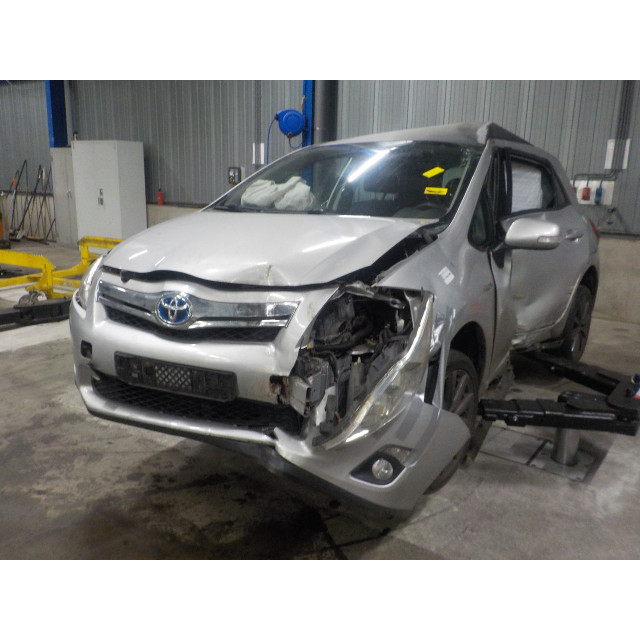 Lame de pare-chocs arrière Toyota Auris (E15) (2010 - 2012) Hatchback 1.8 16V HSD Full Hybrid (2ZRFXE)