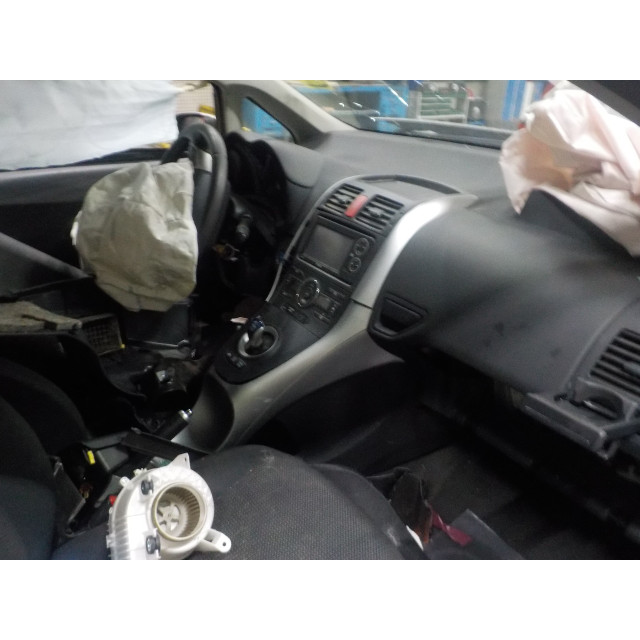 Jambe de force avant droite Toyota Auris (E15) (2010 - 2012) Hatchback 1.8 16V HSD Full Hybrid (2ZRFXE)