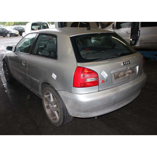 Essuie-glaces avant droit Audi A3 (8L1) (1996 - 2003) Hatchback 1.6 (AKL)