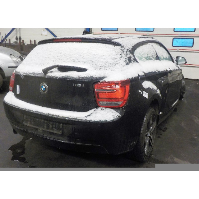 Charnière droite de capot BMW 1 serie (F21) (2011 - 2015) Hatchback 3-drs 116i 1.6 16V (N13-B16A)