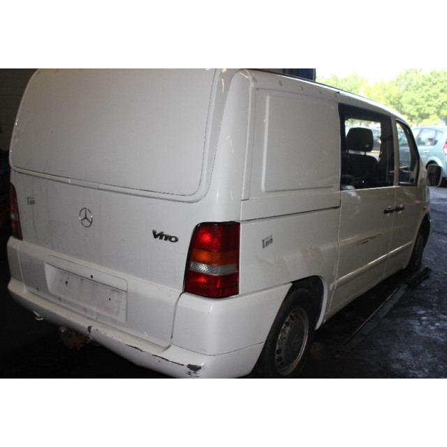 Charnière gauche de capot Mercedes-Benz Vito (638.1/2) (1999 - 2003) Bus 2.2 CDI 108 16V (OM611.980)
