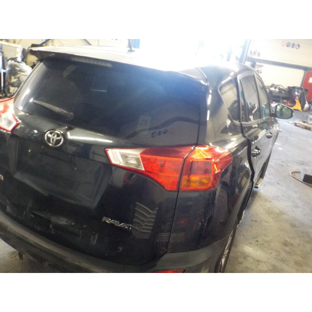 Feu arrière de porte de coffre - gauche Toyota RAV4 (A4) (2012 - présent) Terreinwagen 2.0 D-4D 16V 4x2 (1AD-FTV)