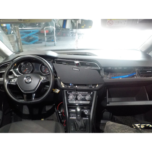 Ceinture de sécurité centrale arrière Volkswagen Touran (5T1) (2016 - 2021) MPV 1.6 TDI SCR BlueMotion Technology (DGDA)