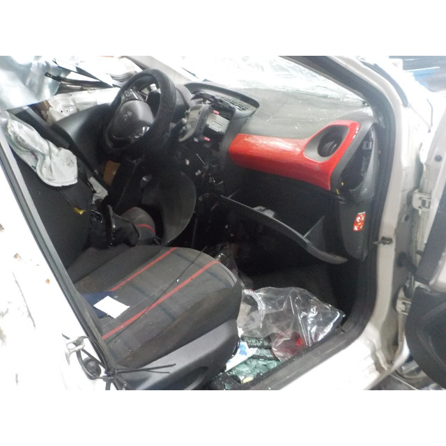 Éclairage intérieur Peugeot 108 (2014 - présent) Hatchback 1.0 12V (1KRFE)