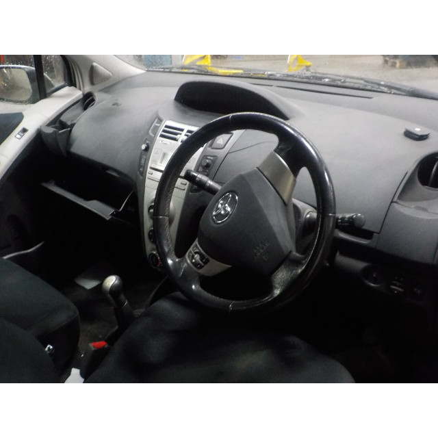 Verrou central électrique de porte à mécanisme de verrouillage arrière gauche Toyota Yaris II (P9) (2005 - 2010) Hatchback 1.3 16V VVT-i (2SZFE)