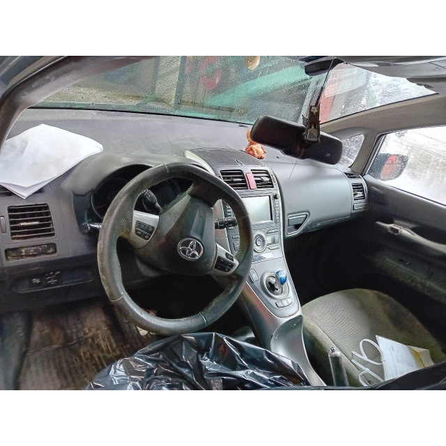 Ceinture de sécurité avant gauche Toyota Auris (E15) (2010 - 2012) Hatchback 1.8 16V HSD Full Hybrid (2ZRFXE)