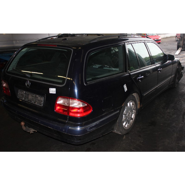 Feu arrière de porte de coffre - droit Mercedes-Benz E Combi (S210) (2000 - 2003) Combi 2.0 E-200K 16V (M111.957)