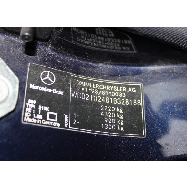 Feu arrière de porte de coffre - droit Mercedes-Benz E Combi (S210) (2000 - 2003) Combi 2.0 E-200K 16V (M111.957)
