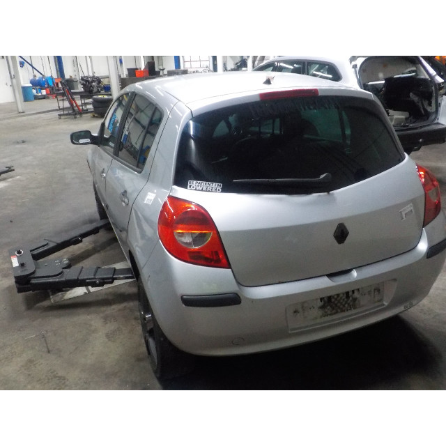 Aile avant droite Renault Clio III (BR/CR) (2006 - 2014) Hatchback 2.0 16V (M4R-700)