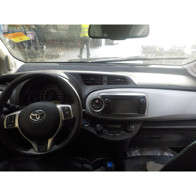 Verrouillage central électrique de porte à mécanisme de verrouillage avant gauche Toyota Yaris III (P13) (2012 - 2020) Hatchback 1.5 16V Hybrid (1NZ-FXE)