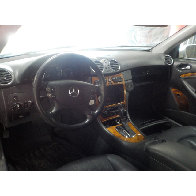 Porte avant droite Mercedes-Benz CLK (W209) (2002 - 2009) Coupé 2.6 240 V6 18V (M112.912)