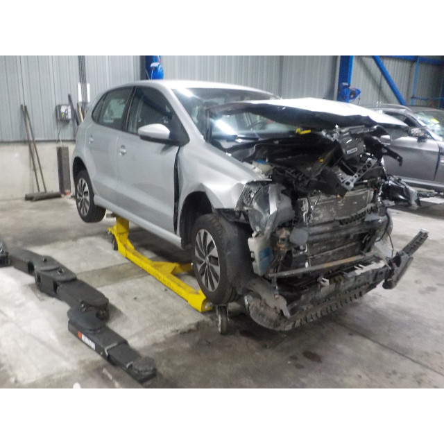 Feu arrière gauche extérieur Volkswagen Polo V (6R) (2014 - 2017) Hatchback 1.4 TDI (CUSA(Euro 6))