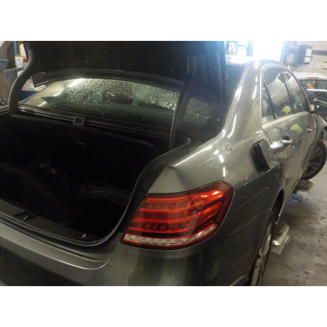 Feu arrière de porte de coffre - gauche Mercedes-Benz E (W212) (2009 - présent) Sedan E-220 CDI 16V BlueEfficiency (OM651.924)
