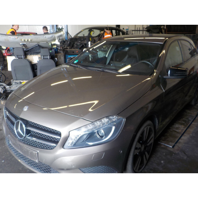 Lève-vitres électrique arrière droit Mercedes-Benz A (W176) (2012 - 2014) Hatchback 1.8 A-180 CDI 16V (OM651.901(Euro 5))