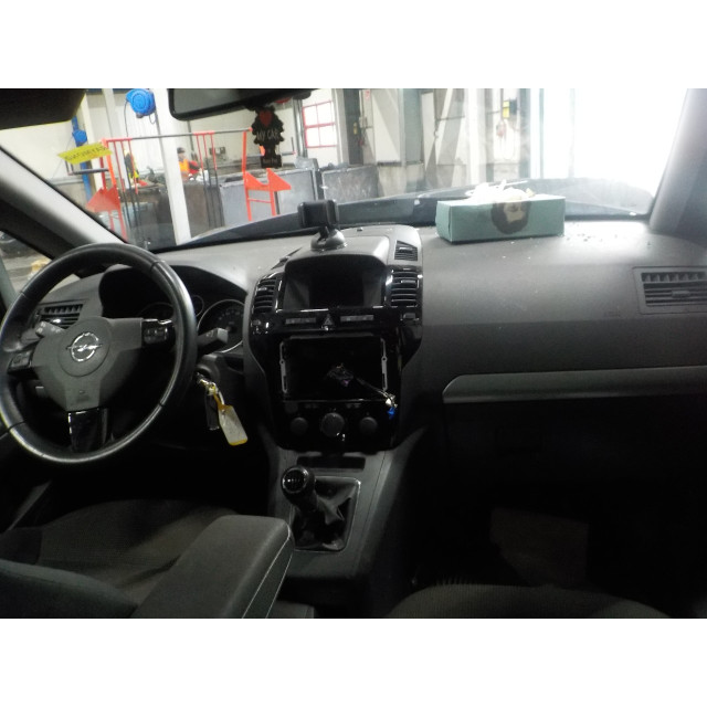 Ceinture de sécurité arrière gauche Opel Zafira (M75) (2008 - 2015) MPV 1.6 16V (A16XER(Euro 5))