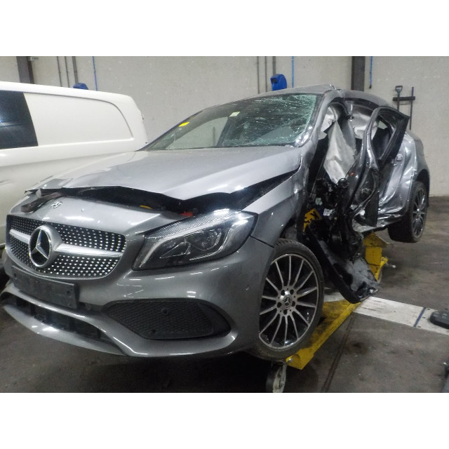 Lame de pare-chocs arrière Mercedes-Benz A (W176) (2012 - 2018) Hatchback 1.6 A-180 16V (M270.910)