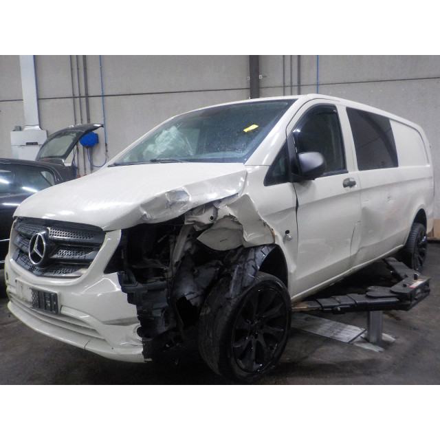 Charnière droite de porte de coffre/hayon Mercedes-Benz Vito (447.6) (2014 - présent) Van 1.6 111 CDI 16V (OM622.951(R9M-503))