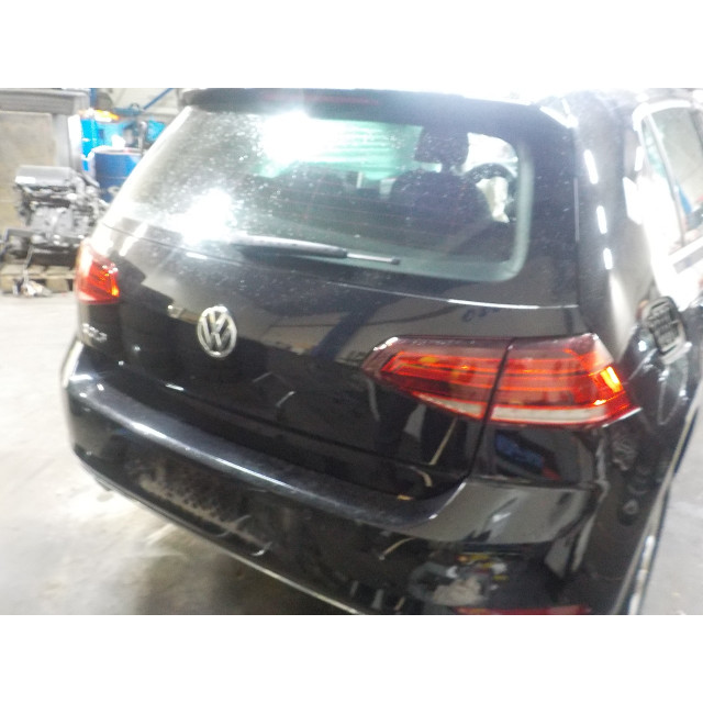 Feu arrière de porte de coffre - droit Volkswagen Golf VII (AUA) (2015 - 2020) Hatchback 1.0 TSI 12V BlueMotion (DKRF)